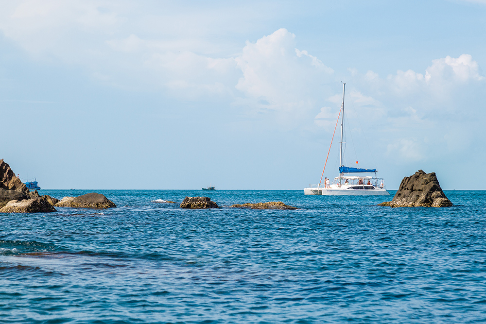 catamaran cruise in vietnam